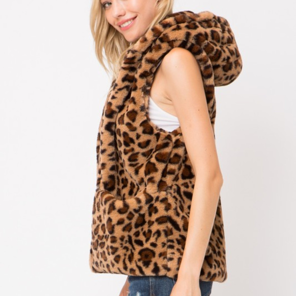 Sleeveless Leopard Vest with Hood - Picture 6 of 8